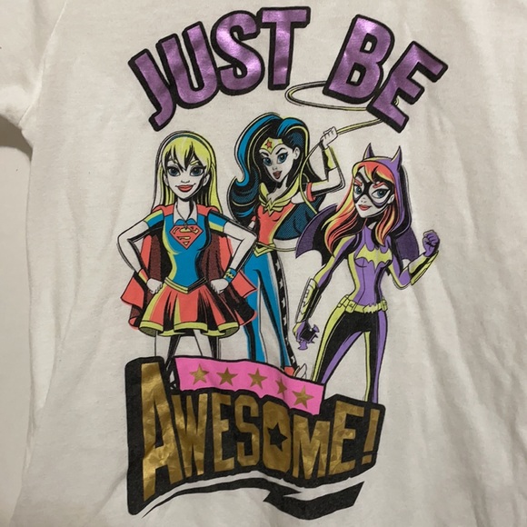 DC Superhero white print shirt size M 7/8 - Picture 2 of 4